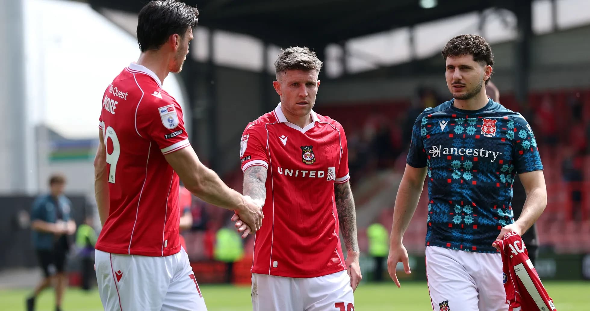 Jugadores de Wrexham saludándose tras el partido Jugadores de Wrexham saludándose tras el partido