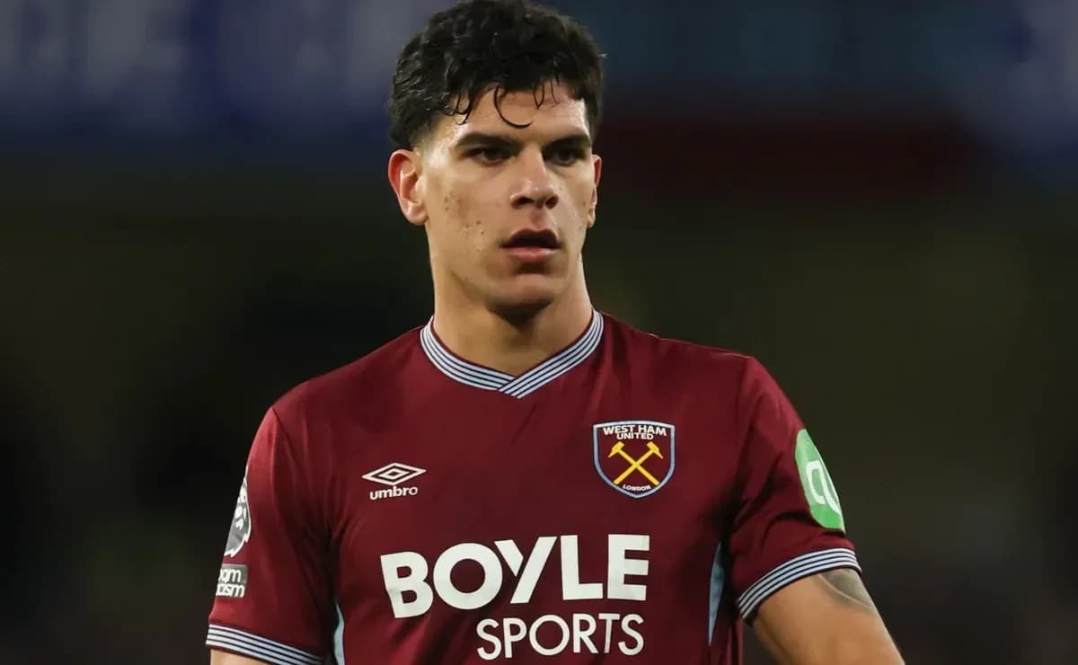Jugador de West Ham en partido de fútbol Jugador de West Ham en partido de fútbol