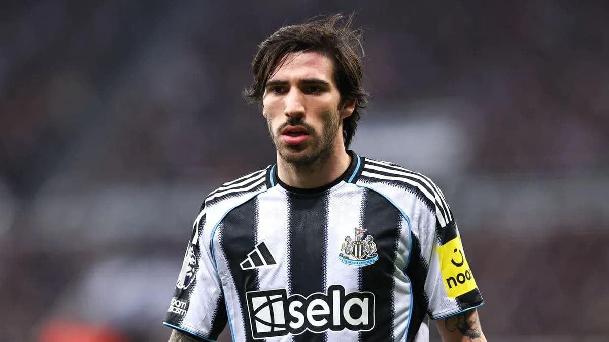 Jugador de Newcastle con camiseta y cinta de capitán Jugador de Newcastle con camiseta y cinta de capitán