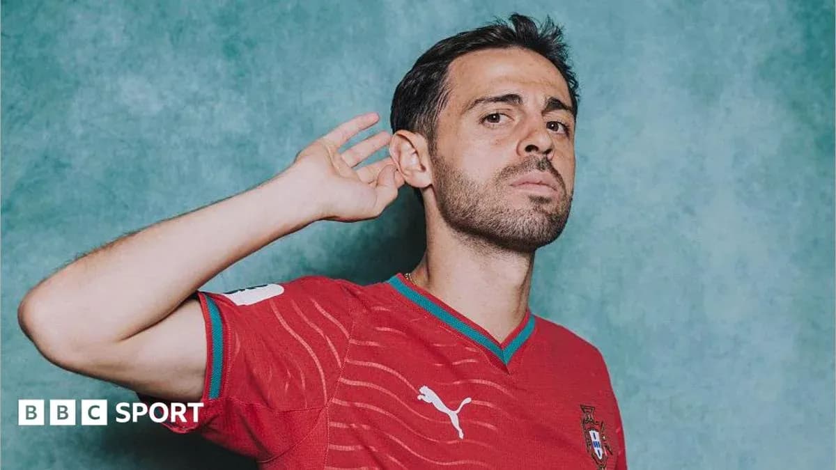 Jugador en camiseta roja de Portugal posando para foto Jugador en camiseta roja de Portugal posando para foto