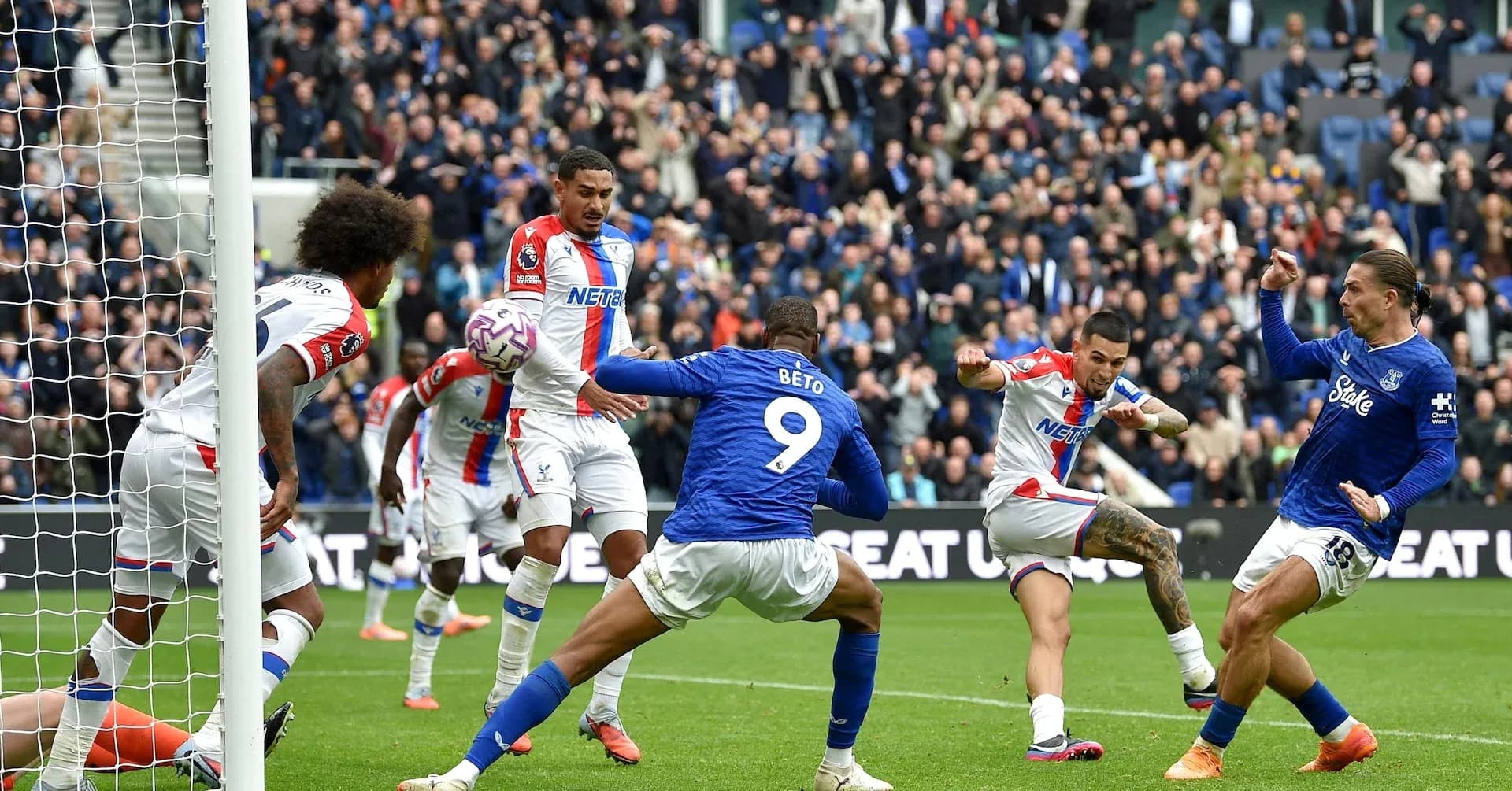 Jugadores de Crystal Palace y Everton en acción Jugadores de Crystal Palace y Everton en acción