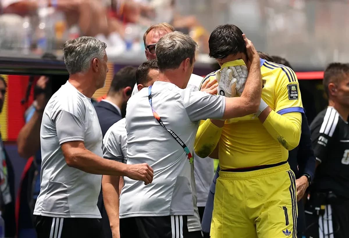 Entrenadores consolando al portero después del partido Entrenadores consolando al portero después del partido