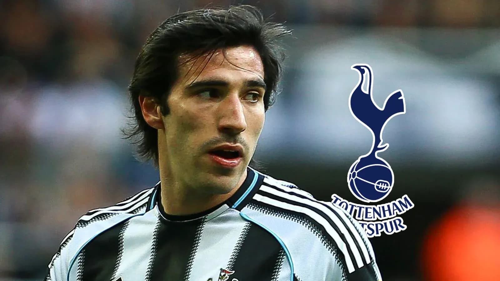 Jugador con camiseta de Newcastle mirando hacia un lado Jugador con camiseta de Newcastle mirando hacia un lado