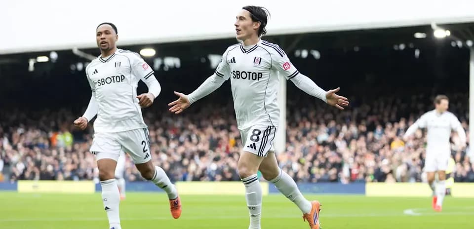 Jugadores de Fulham celebrando un gol en el campo Jugadores de Fulham celebrando un gol en el campo