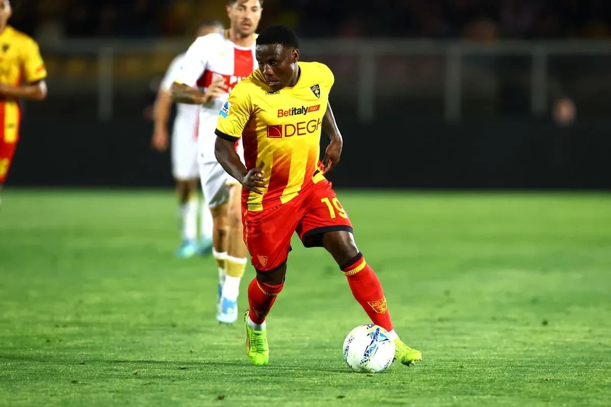 Jugador de Lecce con balón en partido Jugador de Lecce con balón en partido