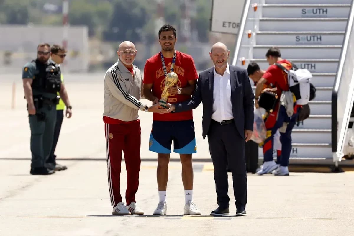 Jugadores recibiendo trofeo en el aeropuerto Jugadores recibiendo trofeo en el aeropuerto