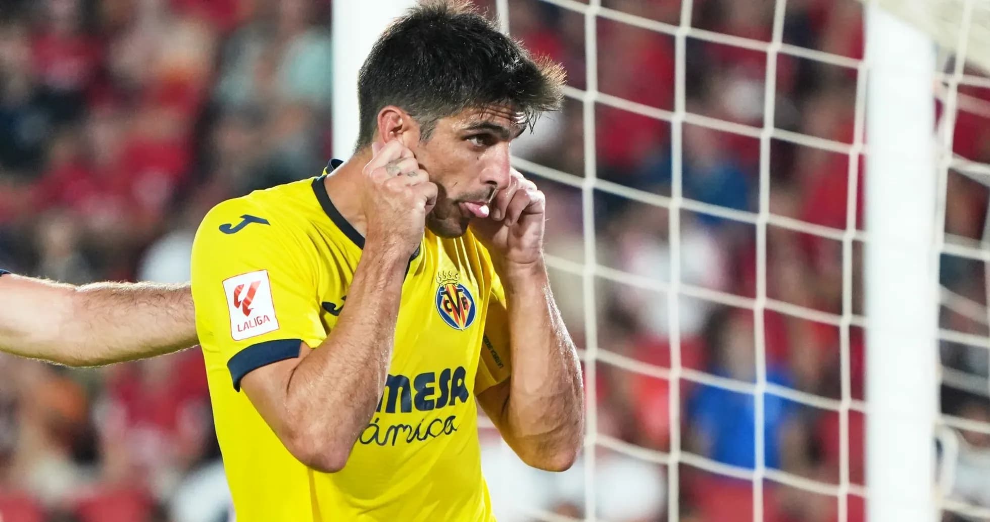 Jugador de Villarreal en partido de La Liga Jugador de Villarreal en partido de La Liga