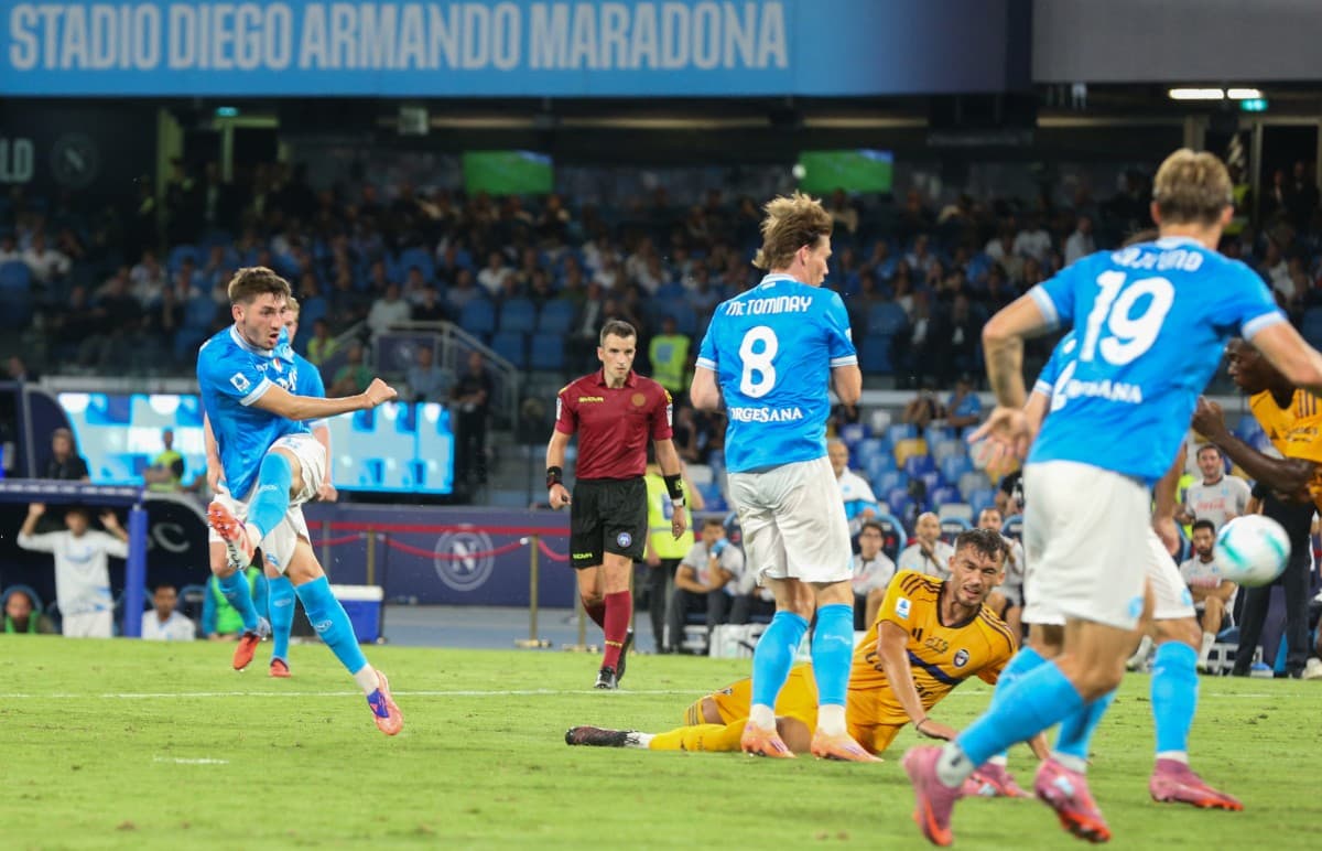 Jugador de Napoli lanzando un tiro en el partido Jugador de Napoli lanzando un tiro en el partido