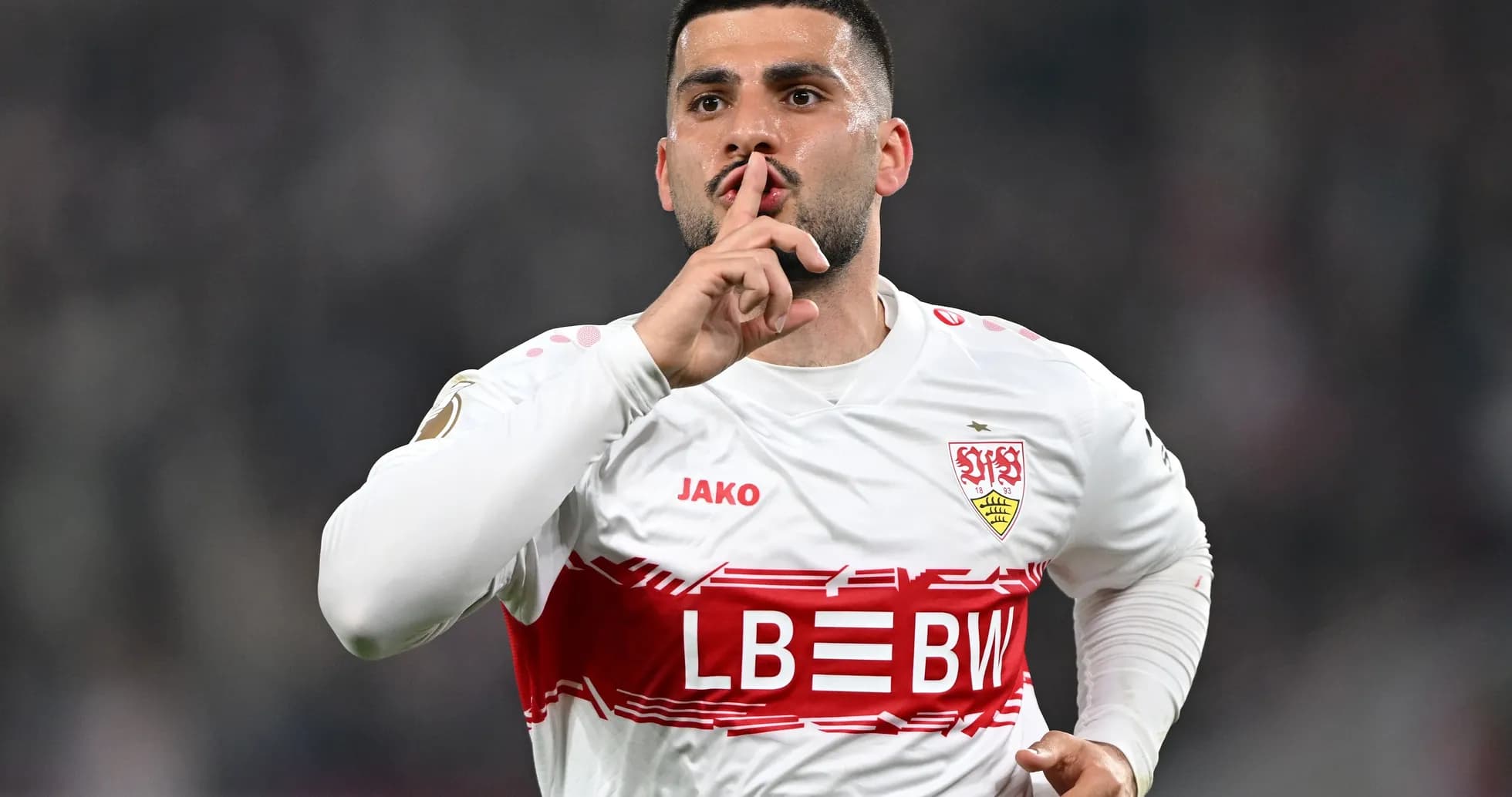 Jugador del Stuttgart haciendo gesto de silencio tras anotar Jugador del Stuttgart haciendo gesto de silencio tras anotar
