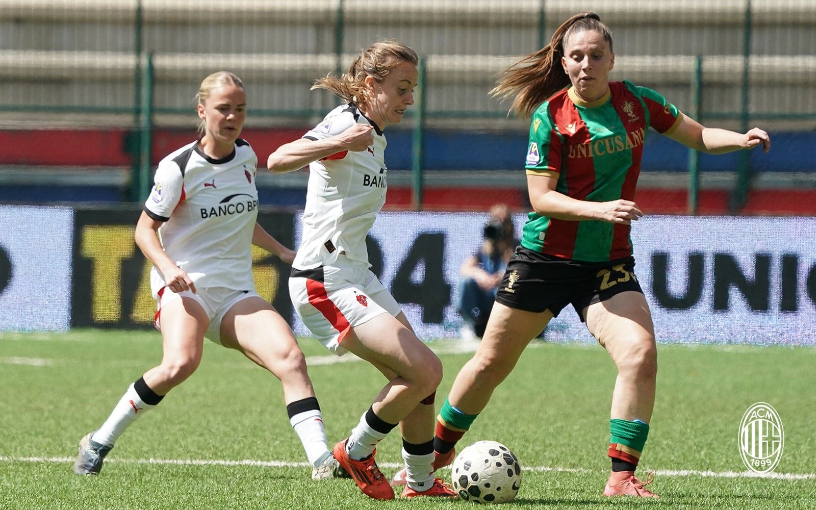 Jugadoras de Ternana y AC Milan compiten por el balón Jugadoras de Ternana y AC Milan compiten por el balón