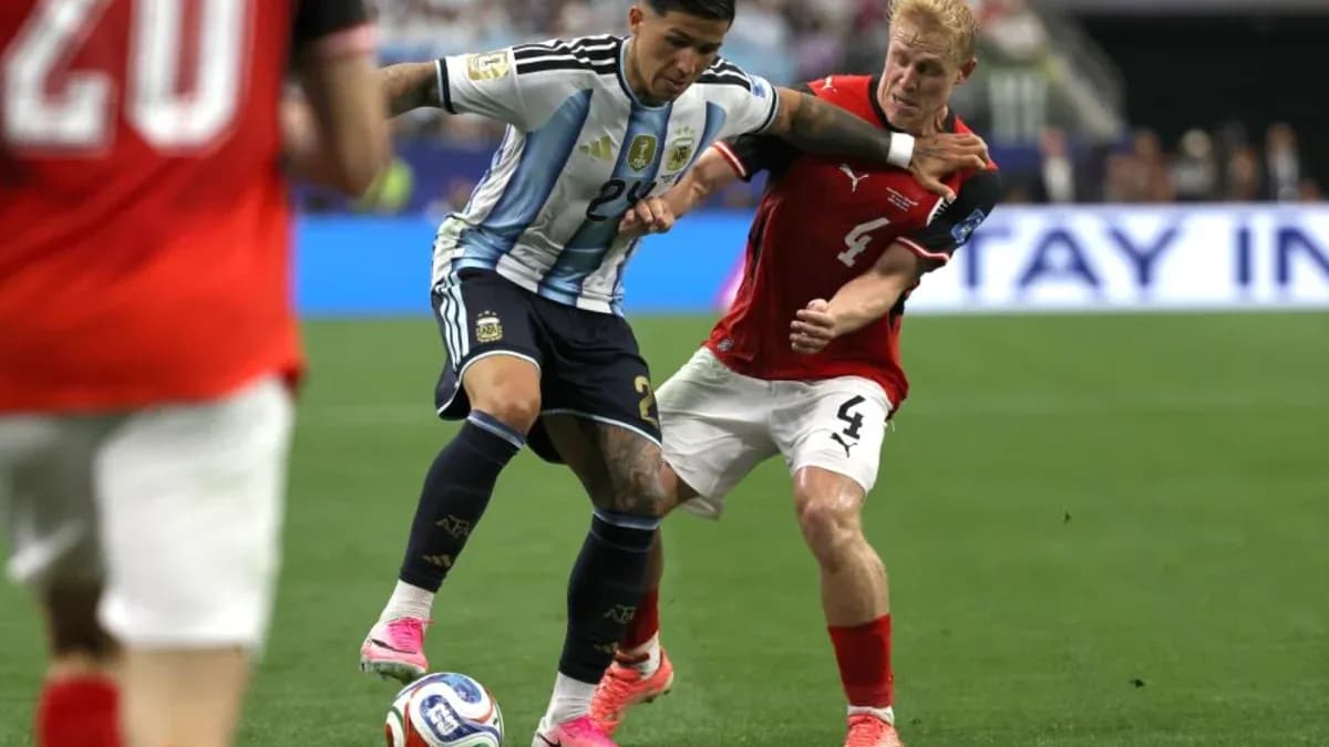 Jugador de Argentina lucha por el balón con rival Jugador de Argentina lucha por el balón con rival