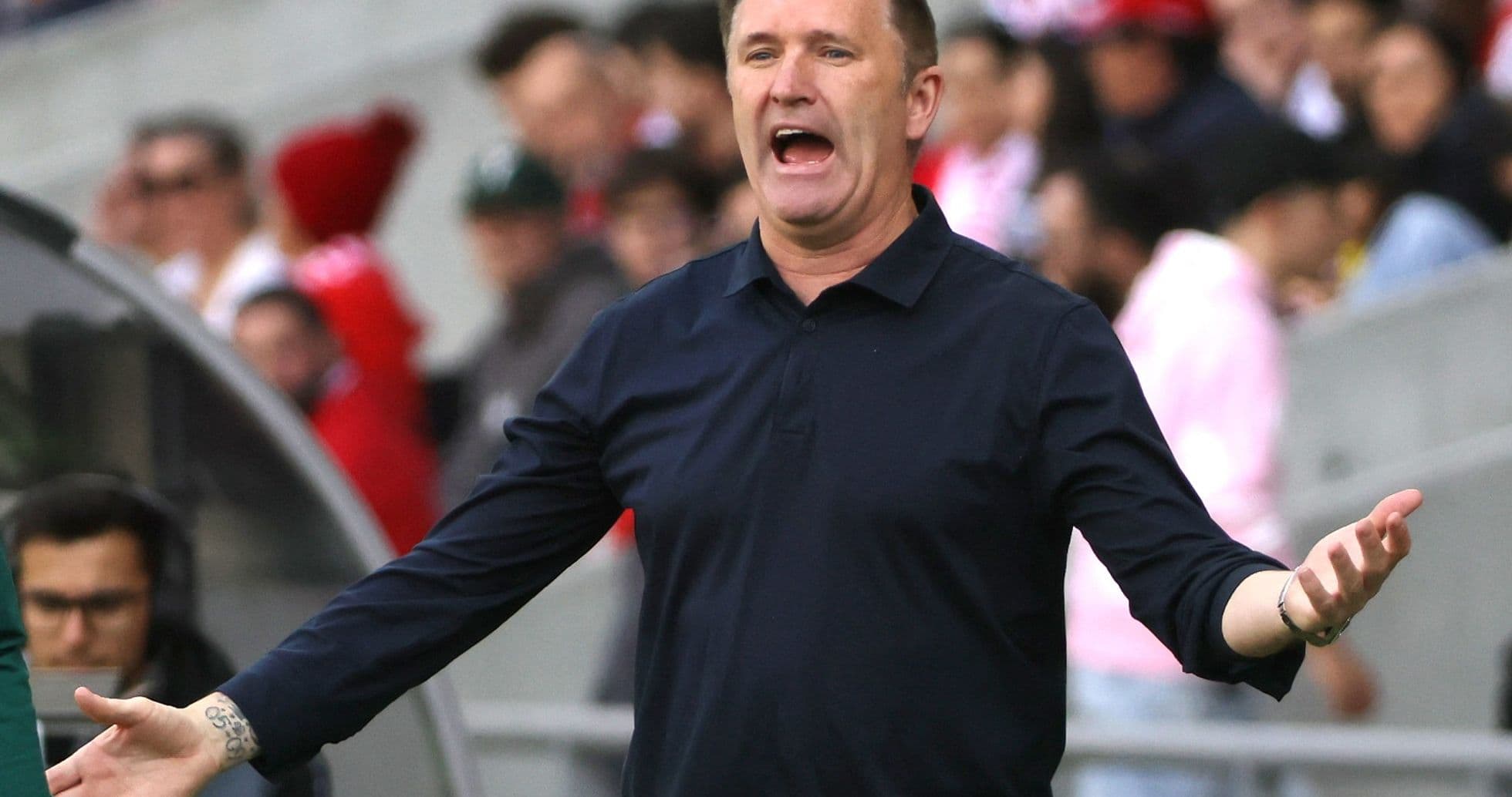 Entrenador gesticulando durante el partido Entrenador gesticulando durante el partido