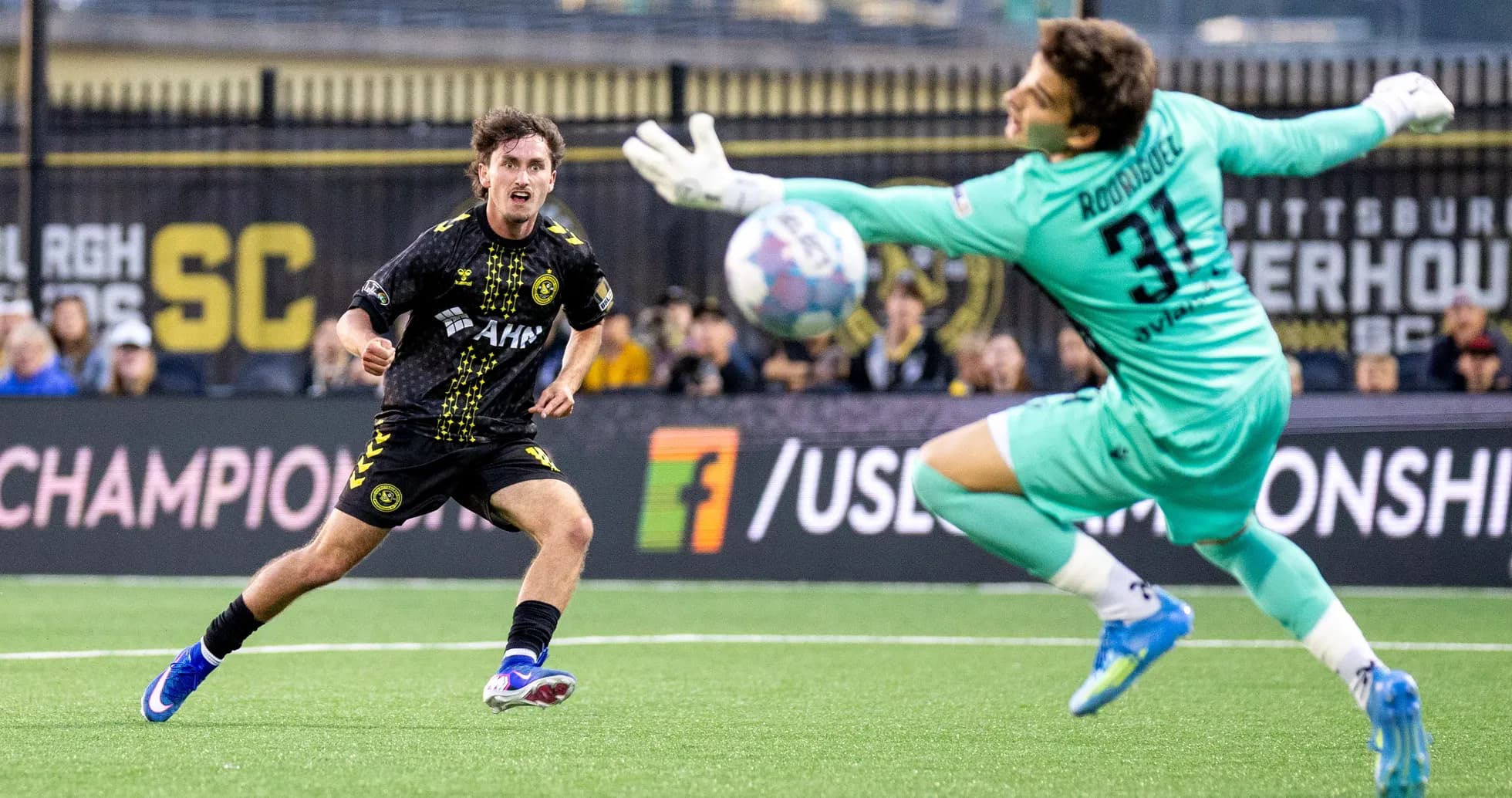 Jugador del Pittsburgh Riverhounds disparando a portería Jugador del Pittsburgh Riverhounds disparando a portería