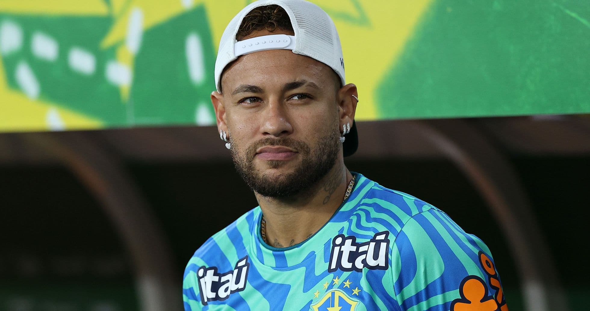 Jugador con camiseta de Brasil sentado en banquillo Jugador con camiseta de Brasil sentado en banquillo