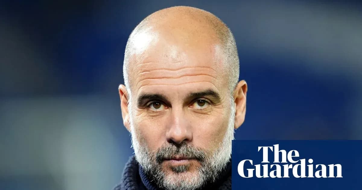Entrenador de fútbol con barba y cabello rapado Entrenador de fútbol con barba y cabello rapado